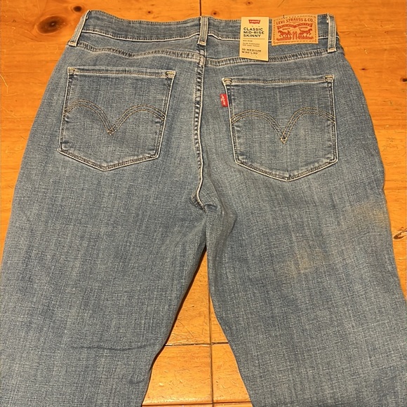 Classic Mod-Rise Skinny Levi’s - Picture 3 of 5